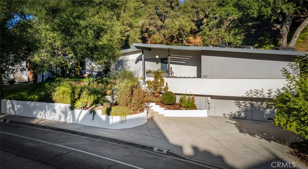2820 E Chevy Chase Drive, Glendale, California 91206 home-pic-1